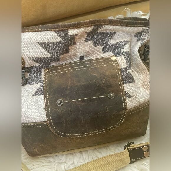 Myra Damn Cool Shoulder Bag - Picture 3 of 16